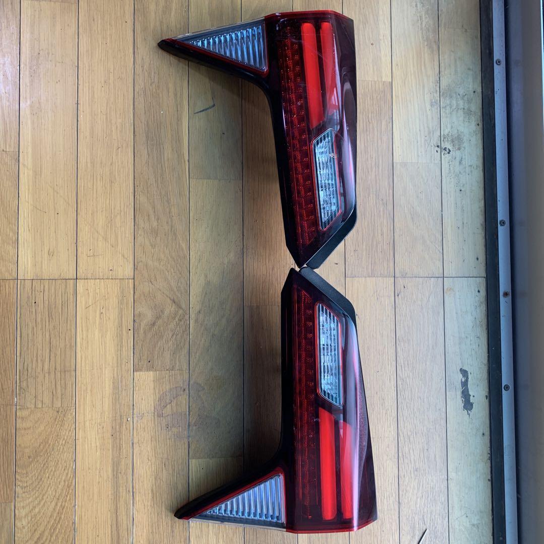 ホンダ ヴェゼルのテールランプ（左右とも良好な状態）