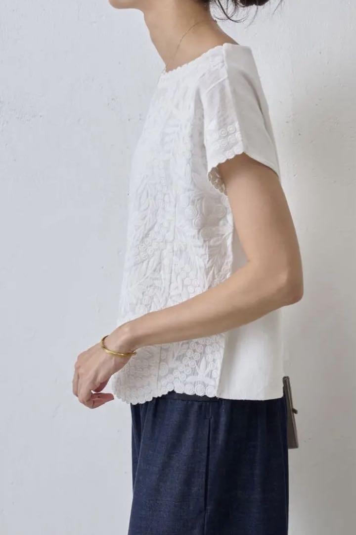 BEARDSLEY】 フロント刺繍ニット （フレンチスリーブ） ホワイト