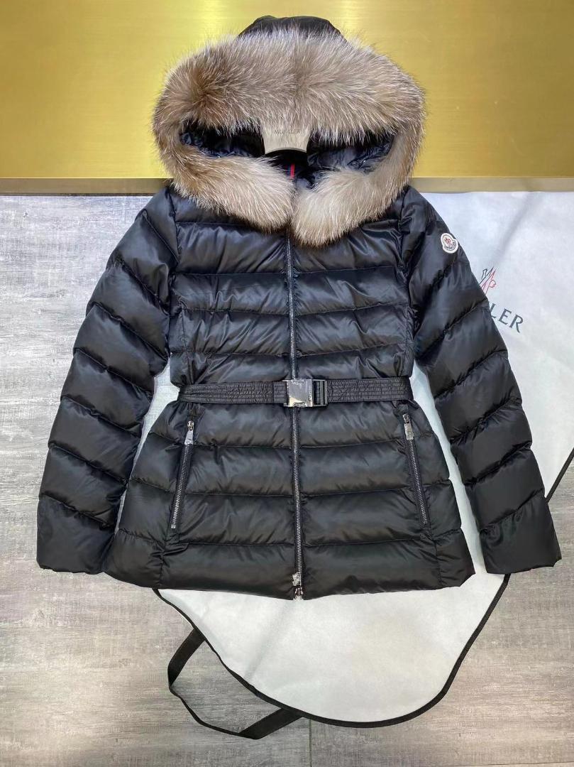 MONCLER女用モンクレールの冬のダウンジャケットです