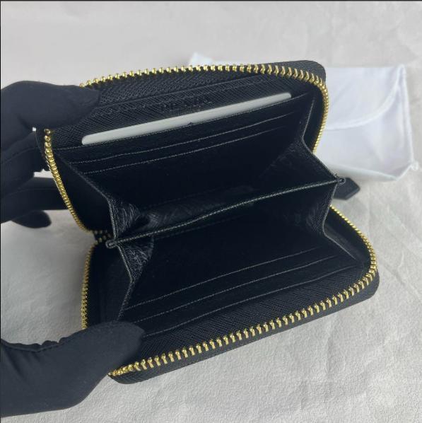 PRADA 財布