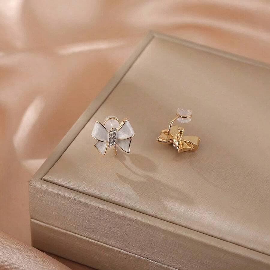 ホワイトリボンイヤリング キュートで