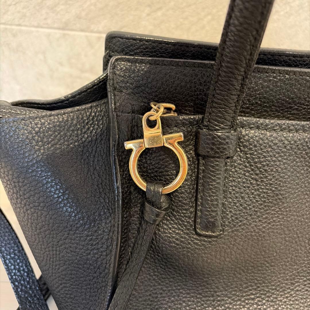 Salvatore Ferragamo 黒 レザー ショルダーバッグ Salvatore Ferragamo 黒 レザー ショルダーバッグ