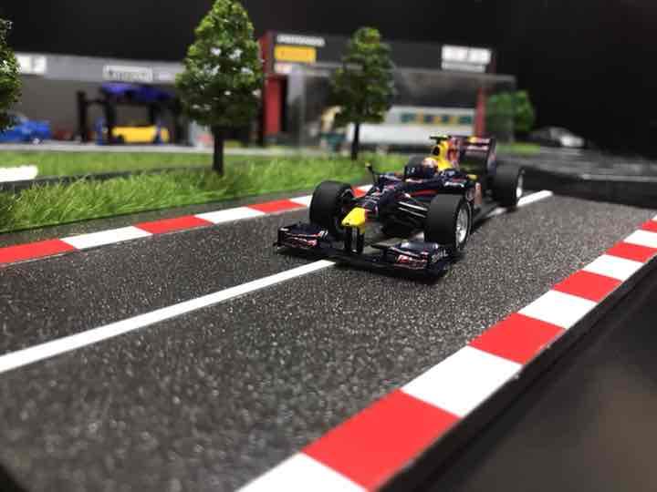1/43 レッドブルレーシング F1カー 開封品と レースジオラマ