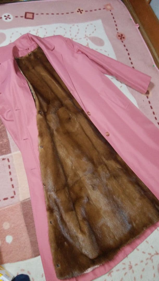 ピンク色トレンチコート