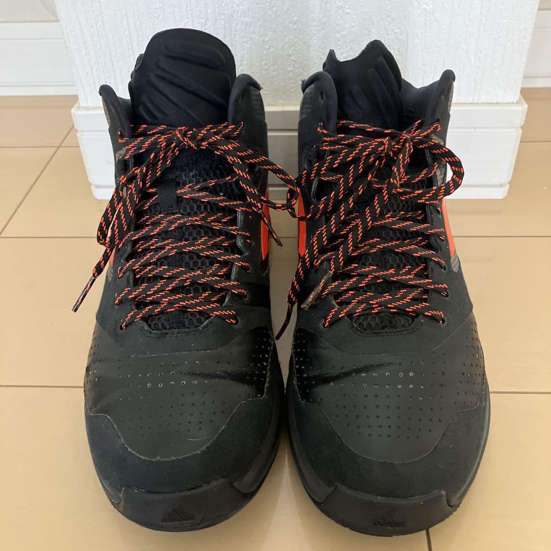 adidasバッシュ　アディダスバスケットボールシューズ 黒とオレンジ