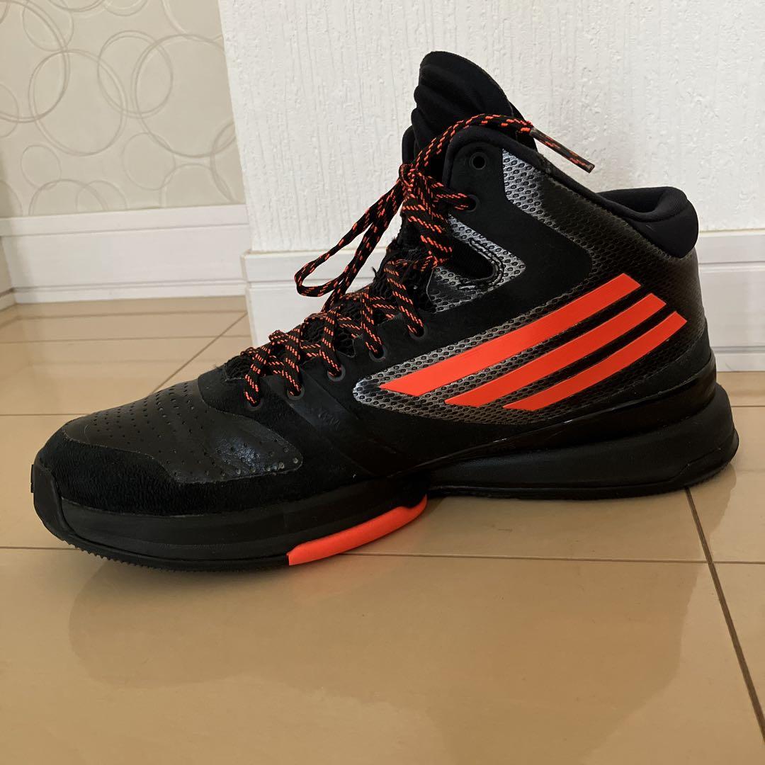 adidasバッシュ　アディダスバスケットボールシューズ 黒とオレンジ