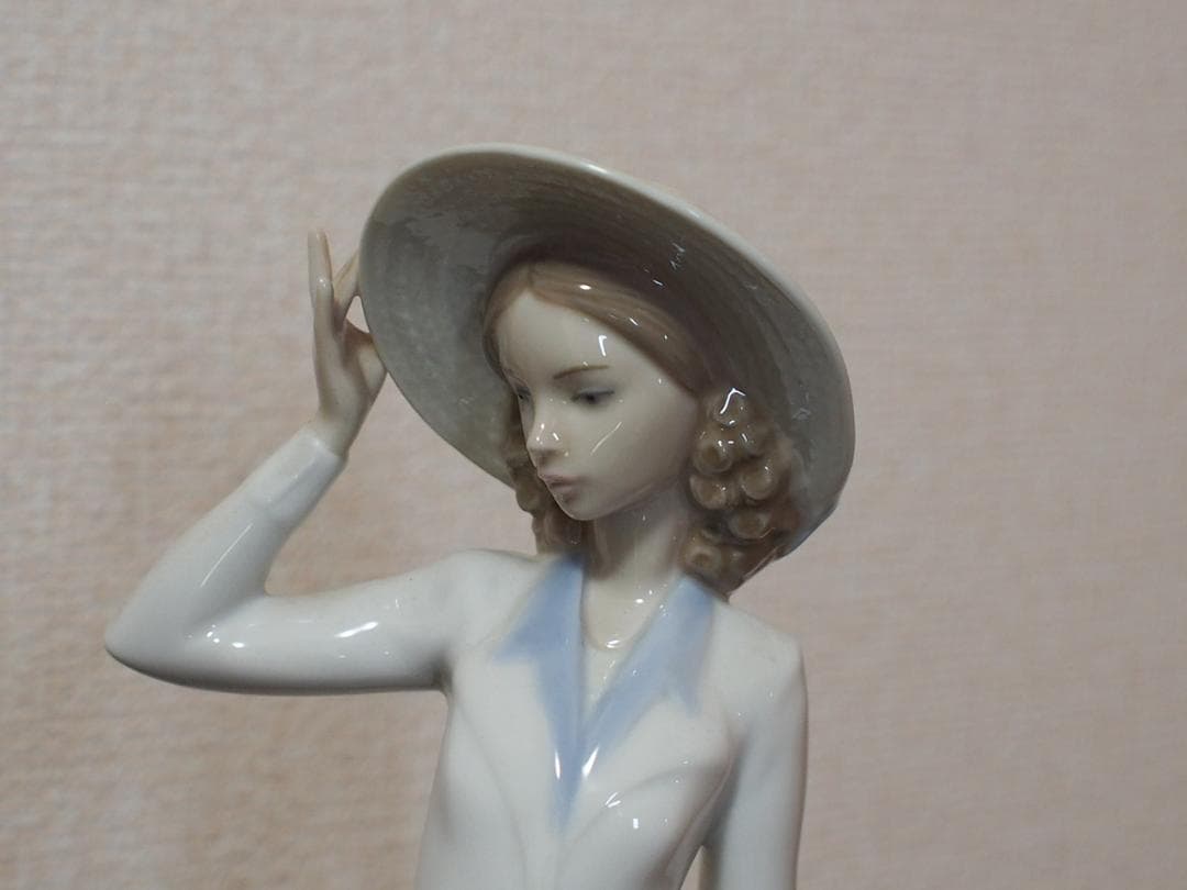 LLADRO フィギュリン スカートをたなびかせる女性 LLADRO フィギュリン スカートをたなびかせる女性 - メルカリ