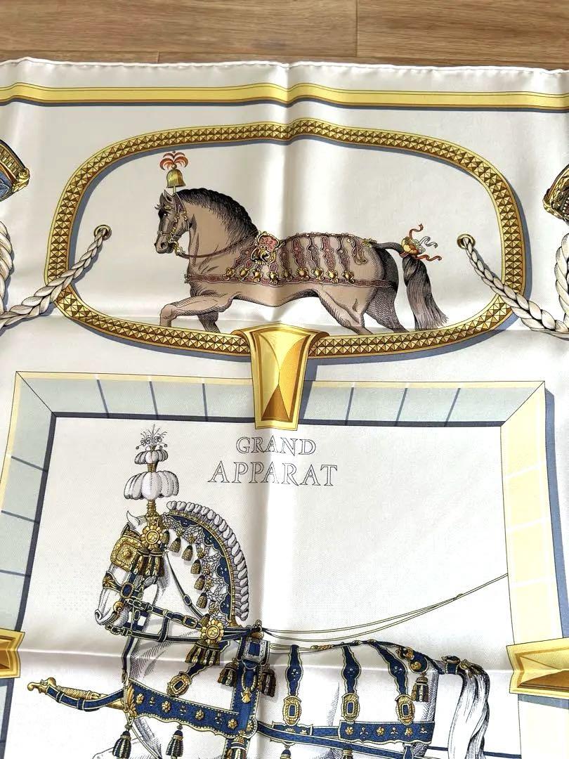 エルメスのカレ90「GRAND APPARAT（グラン アパラ）」 新品・未使用 エルメス スカーフ カレ90 グラン・アパラ 盛装の
