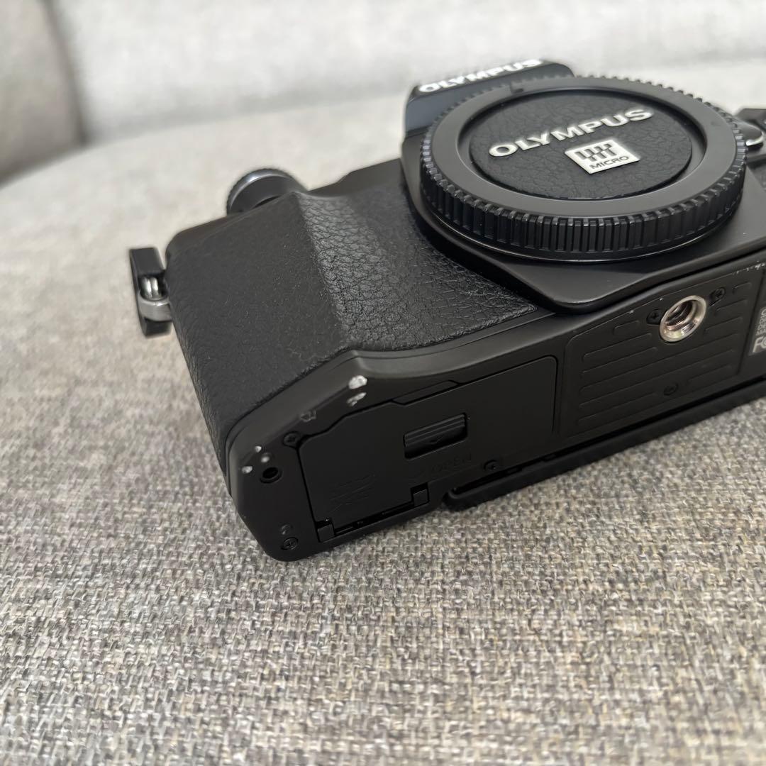 【訳あり】OLYMPUS ミラーレス一眼カメラ OM-D EM10 MarkⅡ 【訳あり】OLYMPUS ミラーレス一眼カメラ OM-D EM10 MarkⅡ