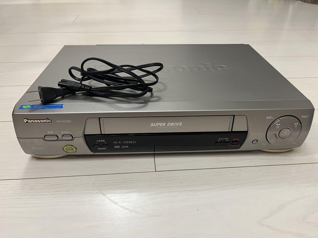 ［送料込] Panasonic VHSビデオデッキとVHSC用アダプタ