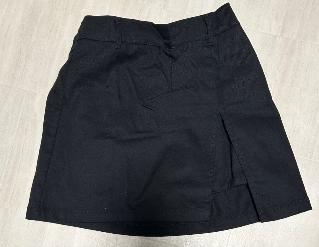 ショートパンツ付きスリット入りスカート