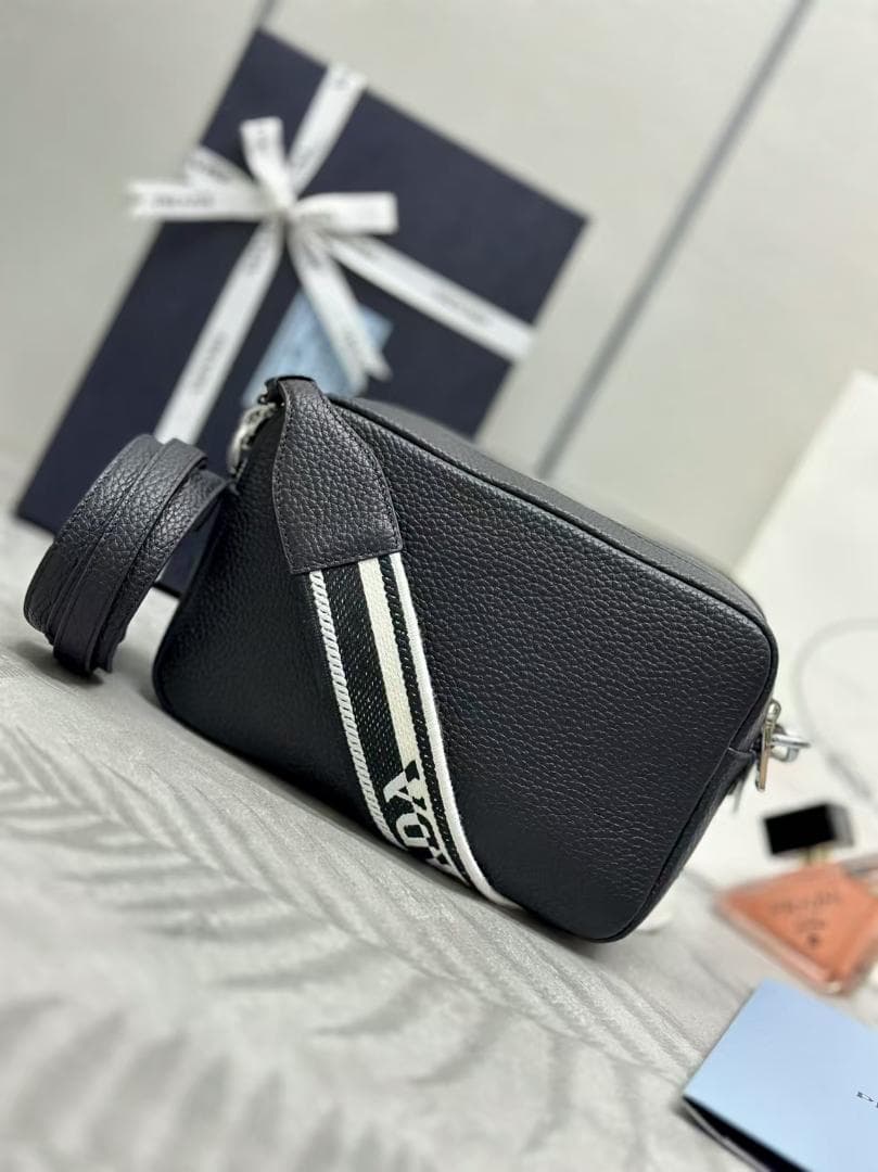 PRADA レザーショルダーバッグ 黒