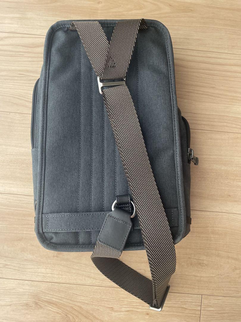 TUMI グレー ボディバッグ