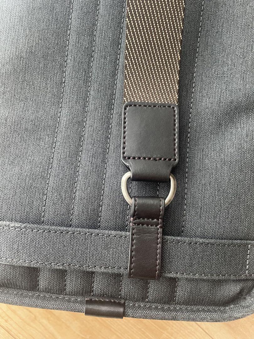 TUMI グレー ボディバッグ