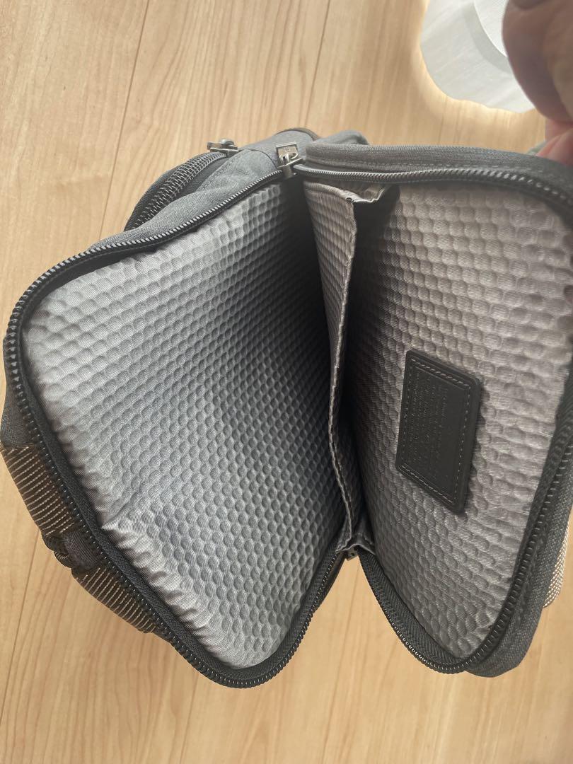 TUMI グレー ボディバッグ