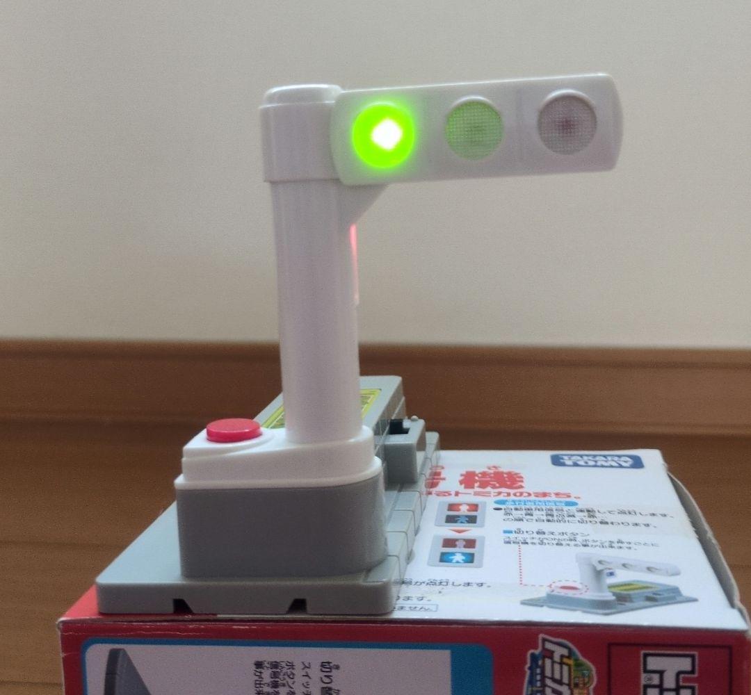 【新品】トミカタウン　立体パーキング　タイムズ　/　信号機