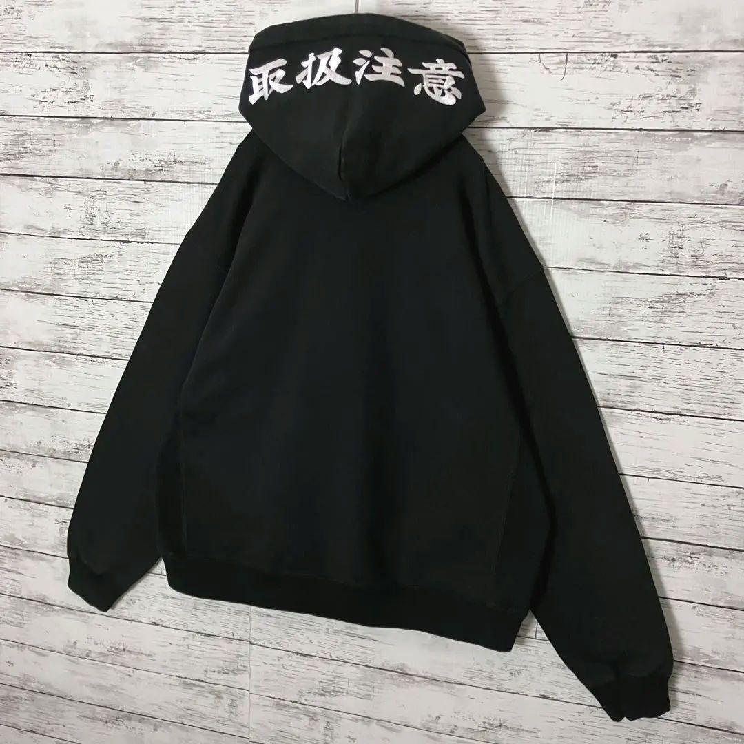 【超人気モデル】ブラックアイパッチ 取扱注意 センター刺繍ロゴ パーカー