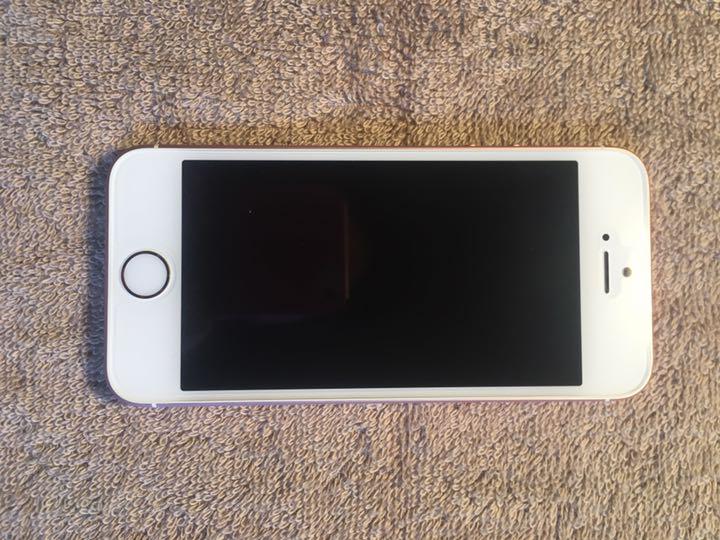 美品 iPhone SE Rose Gold 128 GB au leT74-m27430728987 好評日本製