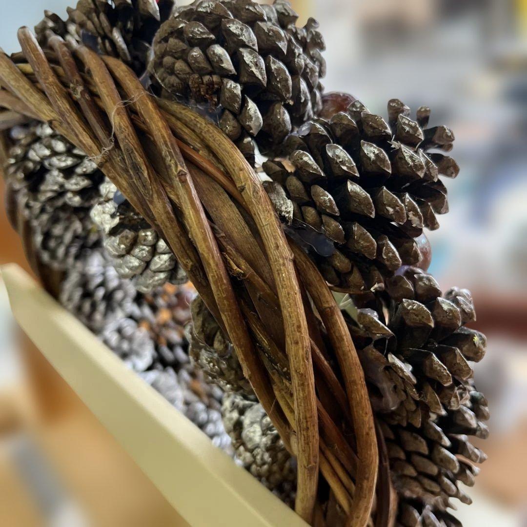 クリスマスリース 松ぼっくり 赤い花 約 27cm NEXPOTALLINN_EU