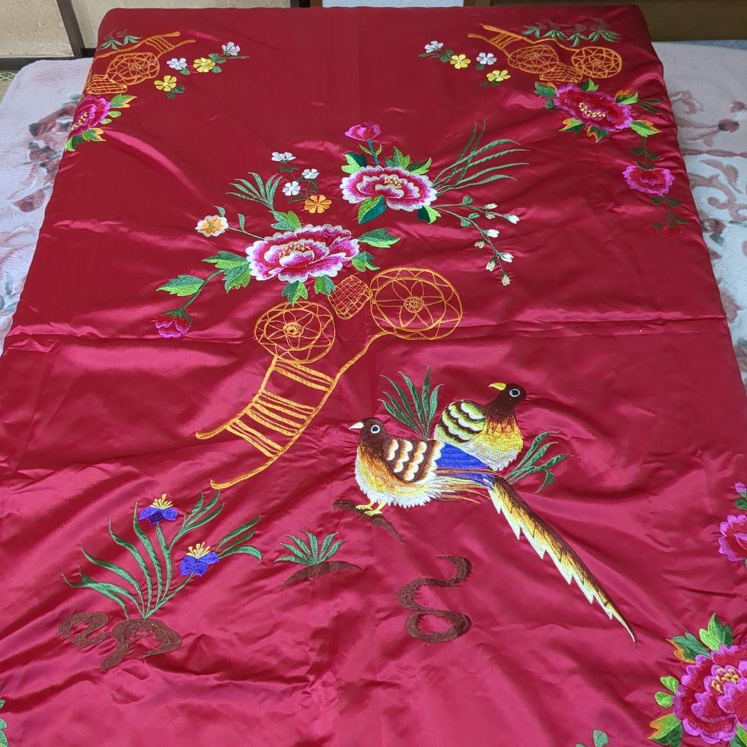 赤い刺繍布 花と鳥のデザイン 約150x約180cm 5,112円