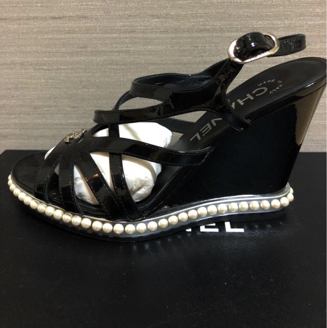 超美品CHANEL パール付きロゴマークサンダル