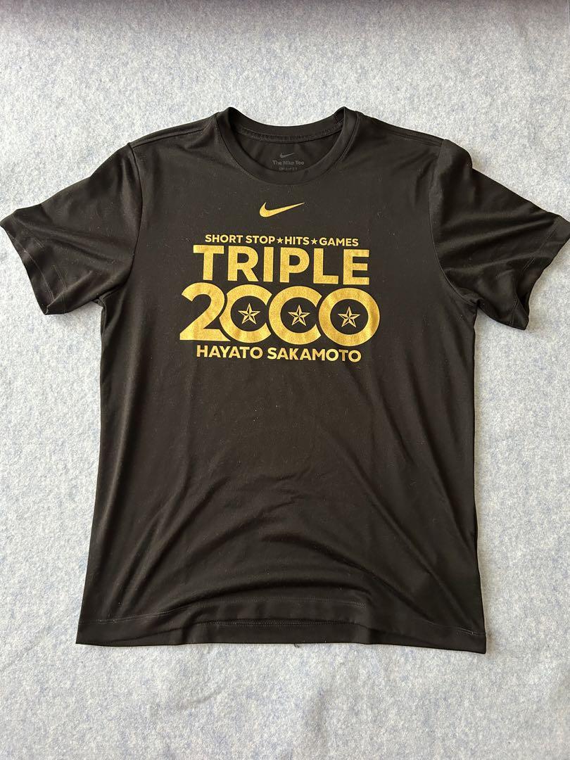 巨人】坂本勇人をナイン祝福 全員でトリプル2000Tシャツ着用