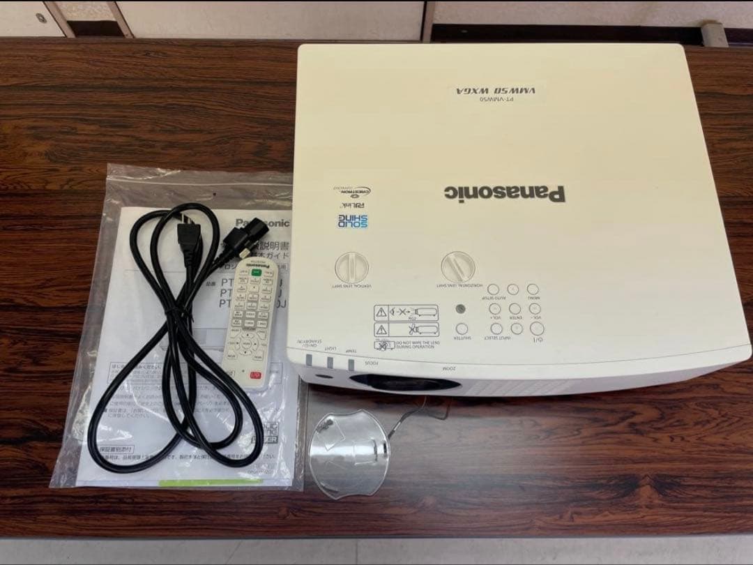 パナソニック プロジェクター とAURORA スクリーン100インチのセットです パナソニック プロジェクター とAURORA スクリーン100インチの