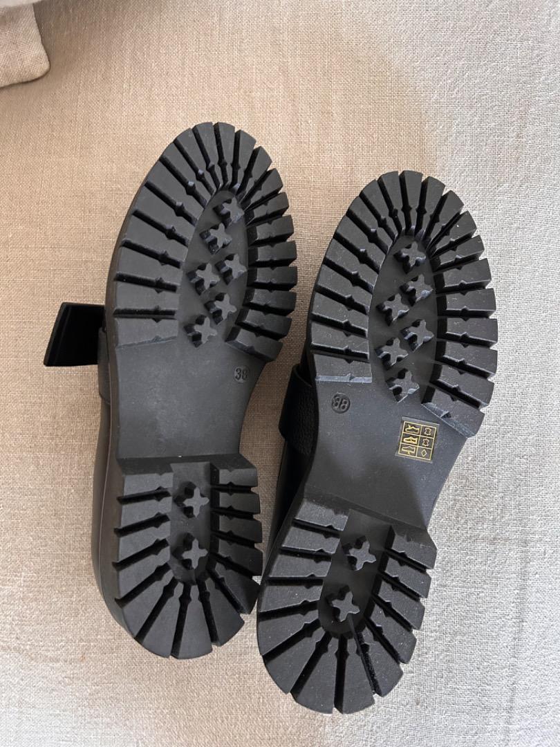 靴 Flattered black leather loafer