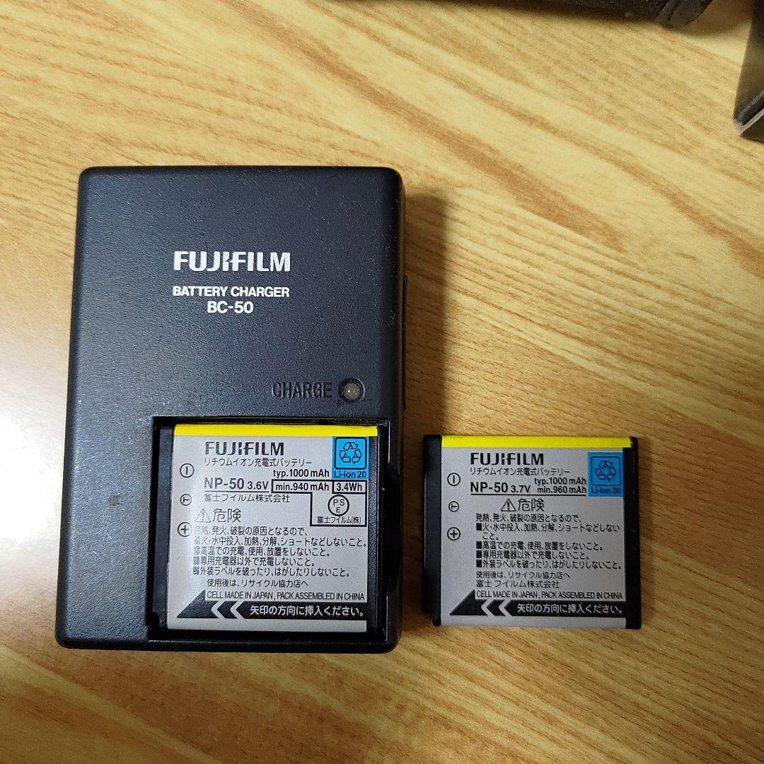 Fujifilm FINEPIX F100fd（バッテリー2個、充電器、ポーチ）