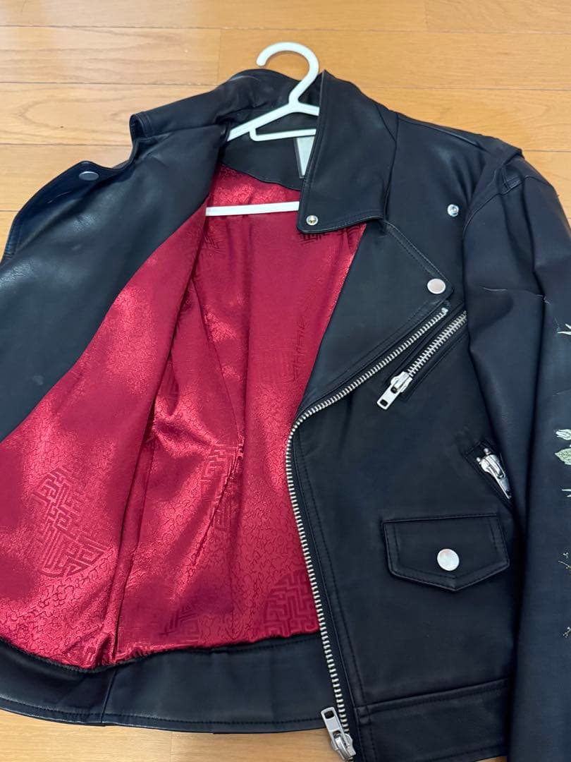 刺繍入り黒レザージャケット