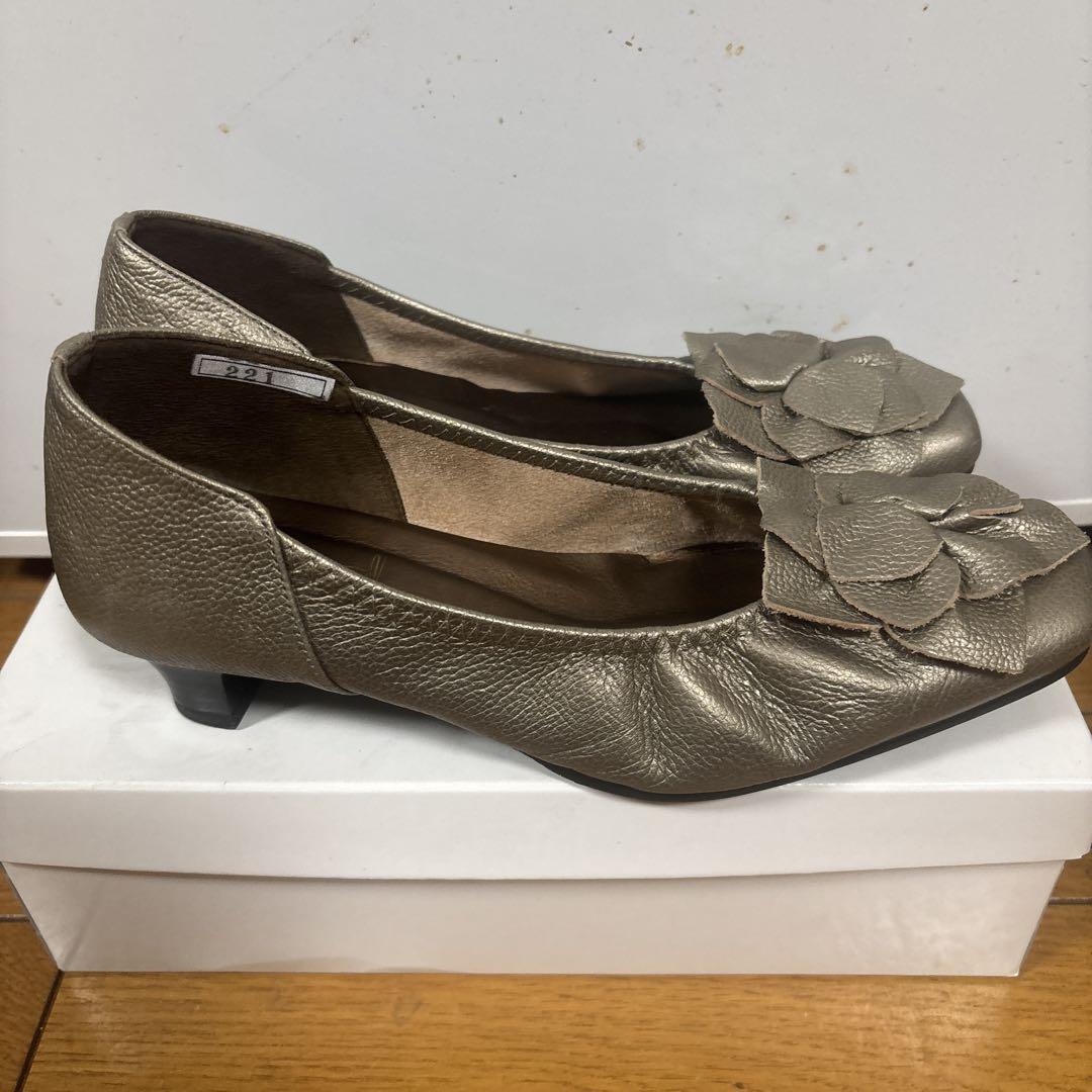 パンプス うさぎや 23センチ 新品未使用 光沢 グレー