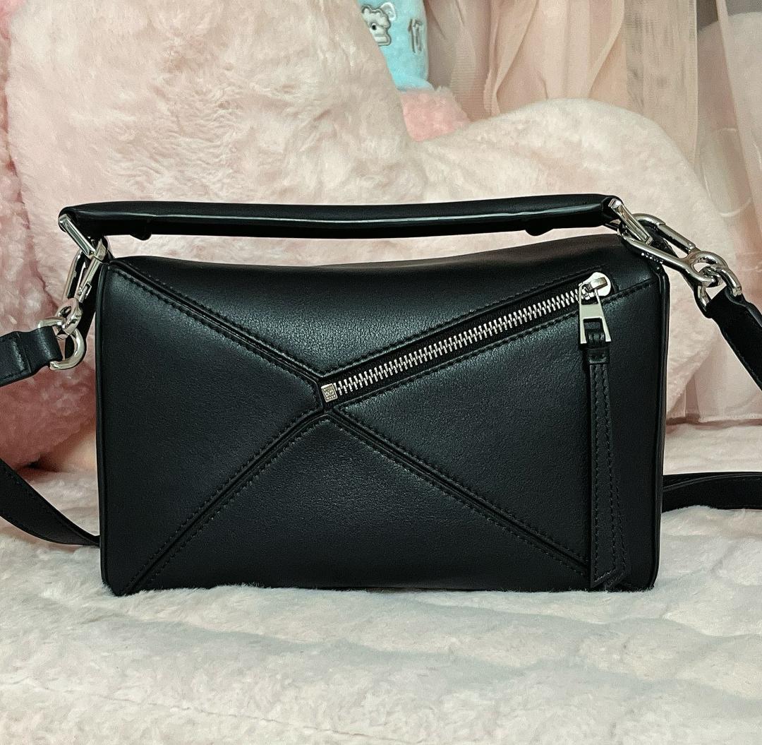 LOEWE 黒革シルバージッパー付きのショルダーバッグです