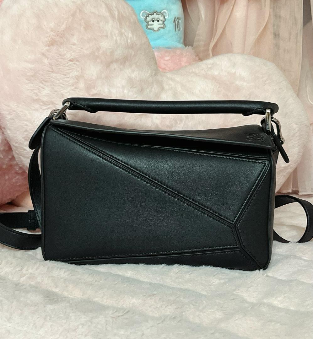LOEWE 黒革シルバージッパー付きのショルダーバッグです
