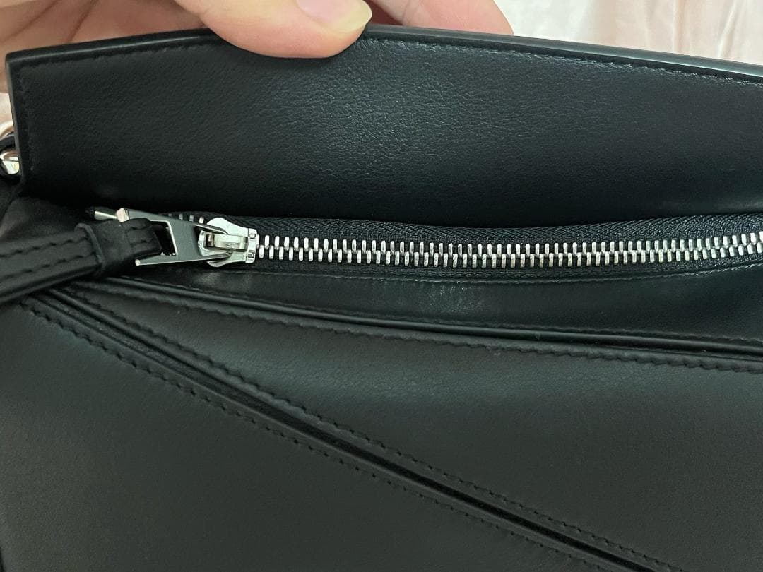 LOEWE 黒革シルバージッパー付きのショルダーバッグです