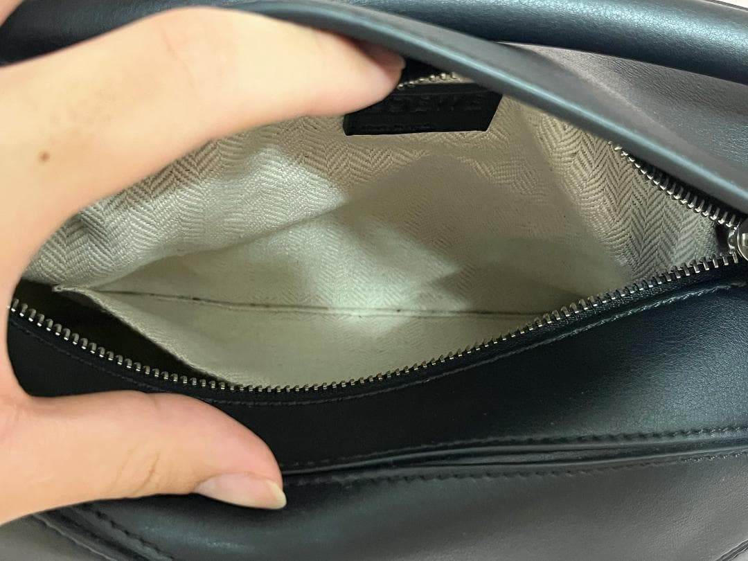 LOEWE 黒革シルバージッパー付きのショルダーバッグです