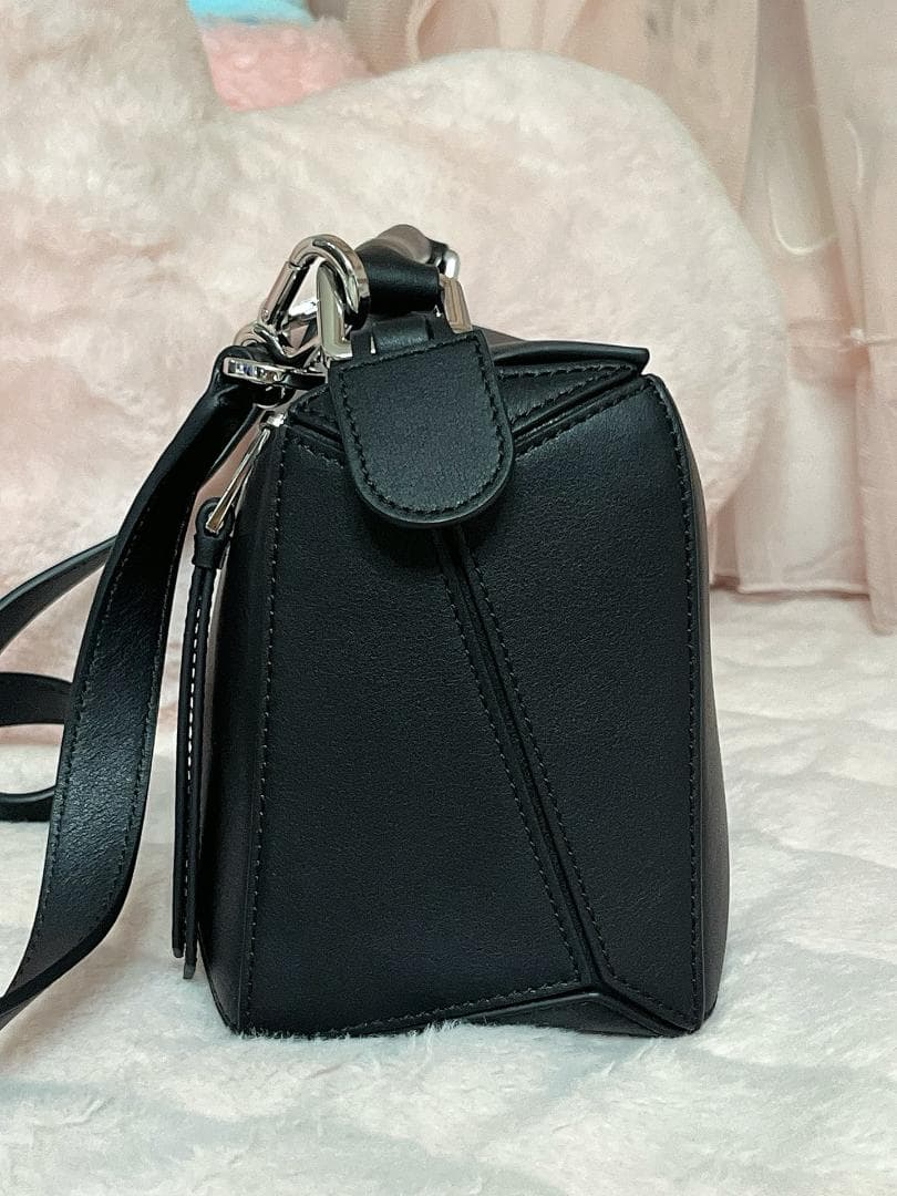 LOEWE 黒革シルバージッパー付きのショルダーバッグです