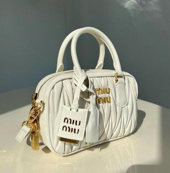 MIUMIU ショルダーバッグ19cm