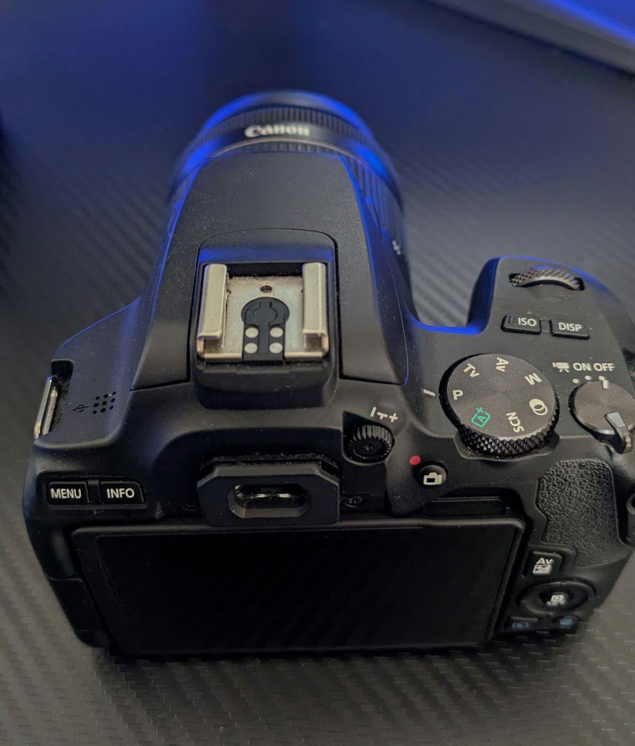 キャノン　Canon EOS Kiss X10 デジタル一眼レフカメラ　三脚付き