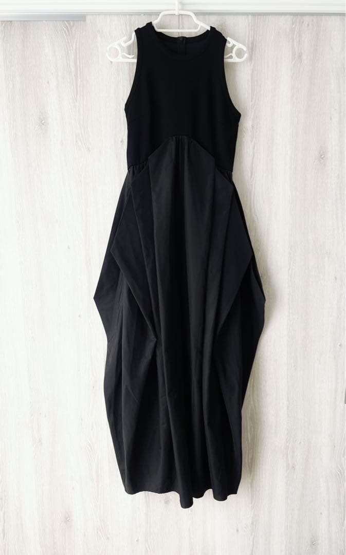 UN3D. CURVE LINE TUCK SLEEVELESS OP ブラック