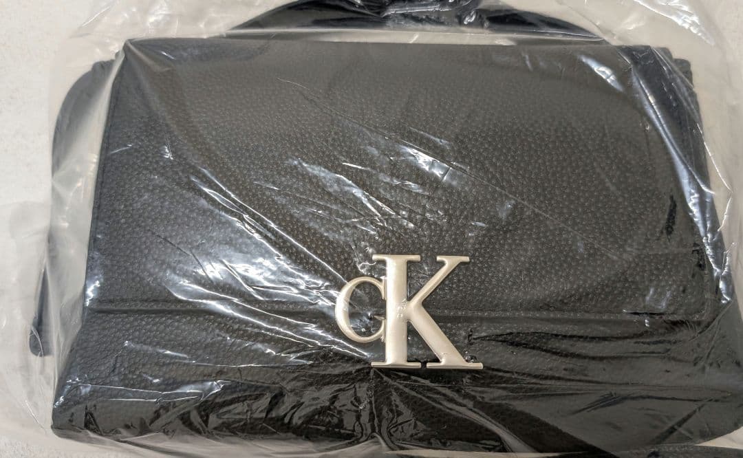Calvin Klein メタルロゴプレート ボックス クロスボディバッグ