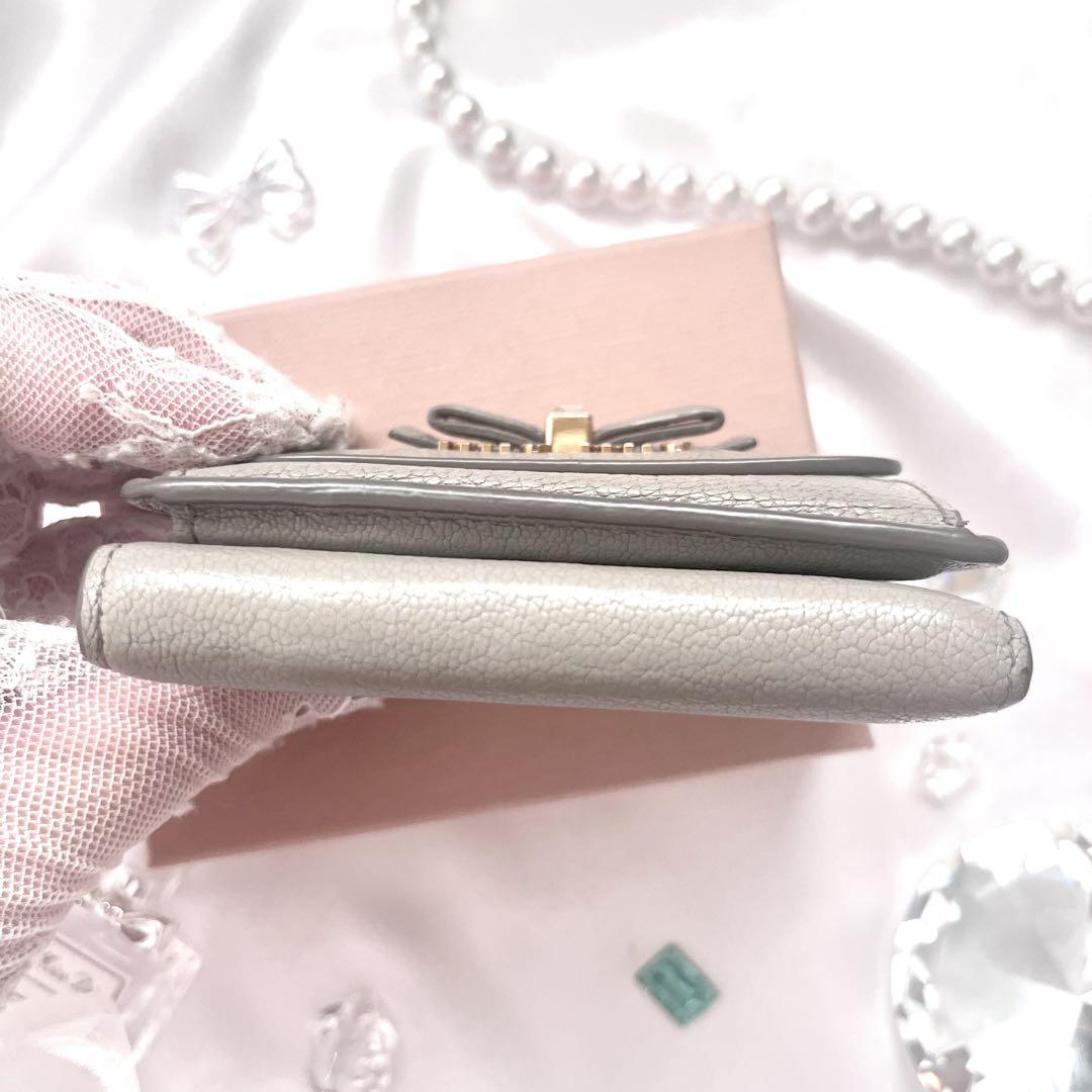 極美品 miu miu ミュウミュウ 三つ折り財布 ミニ財布 箱付き リボン 美品・箱付き MIU MIU ミュウミュウ リボン ビジュー付き 三