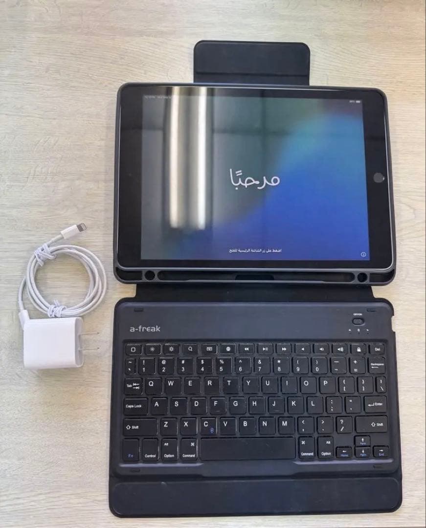 iPad (第9世代) ブラック 充電器・キーボードケース付き