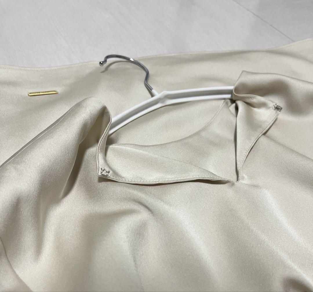 美品 NOLLEY'SオトナサテンTブラウス Mサイズ ベージュ