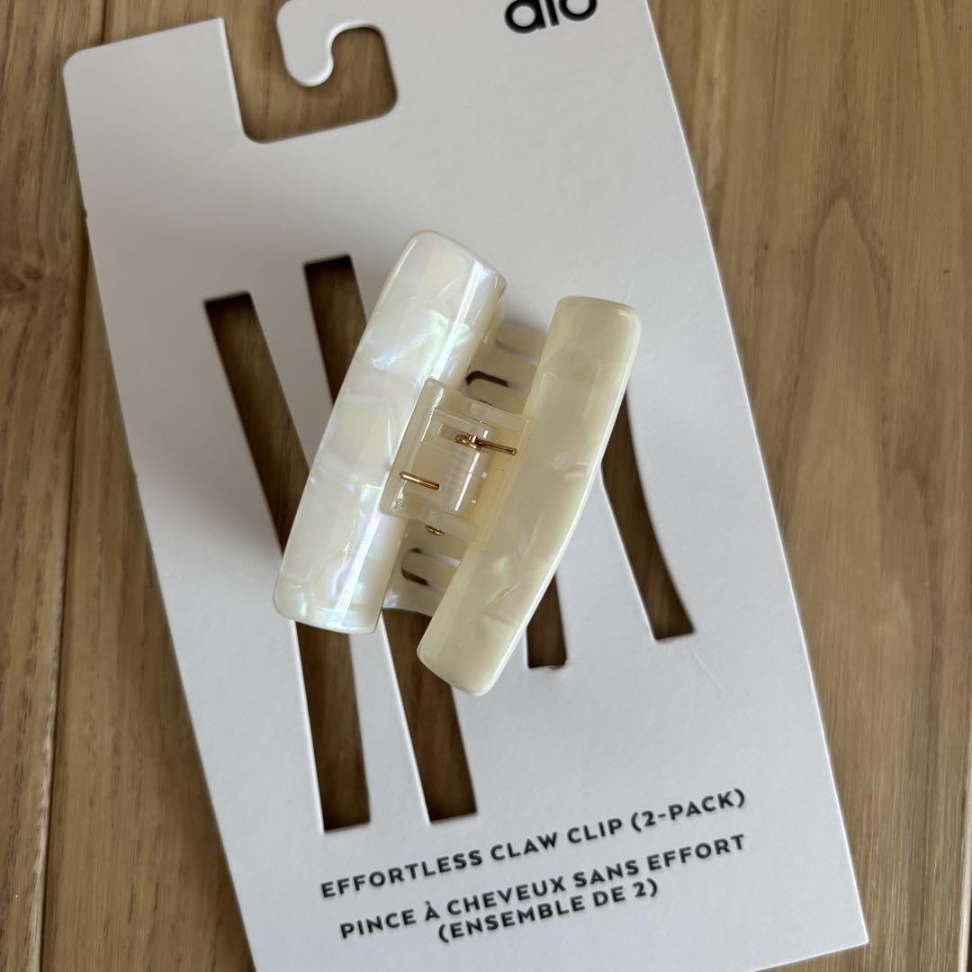 [入手困難] 新品　alo ヘアクリップ　ホワイト 入手困難] 新品 alo yoga ヘアクリップ - メルカリ