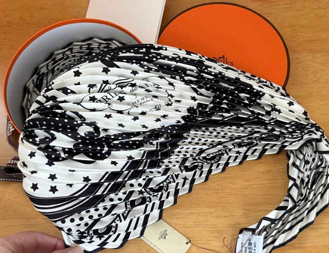 エルメス☆シルクバンダナ(プリッド・ドゥ・ガラ)プリーツ仕様 エルメス☆シルクバンダナ(プリッド・ドゥ・ガラ)プリーツ仕様