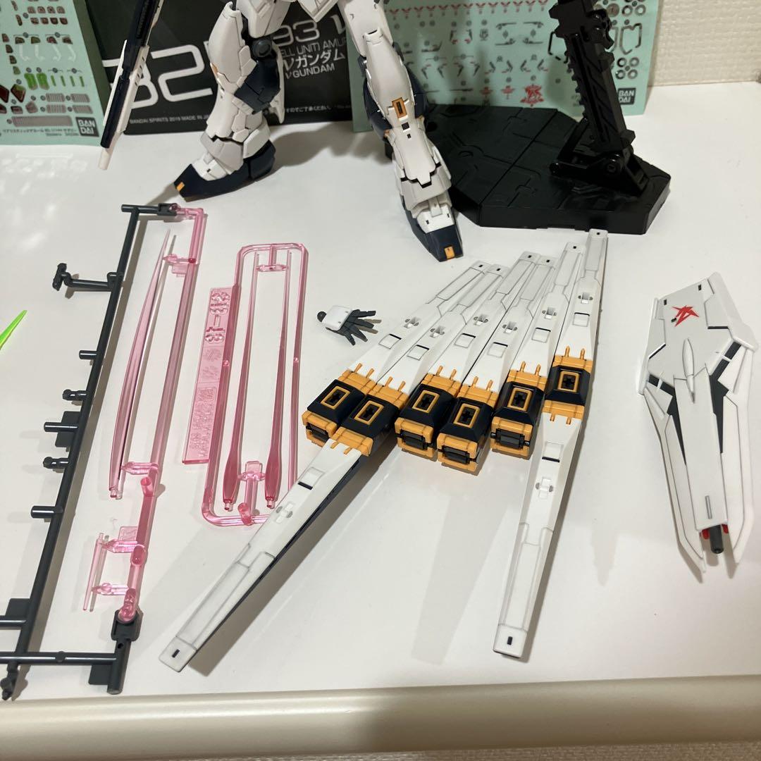 RGサザビー、νガンダムセット