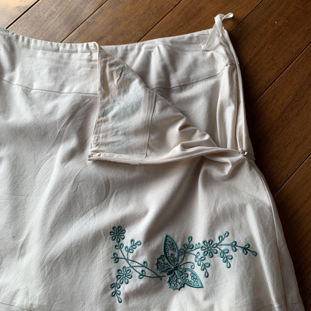 裾刺繍ストレートスカート（ミモレスカート） | LAURA ASHLEY