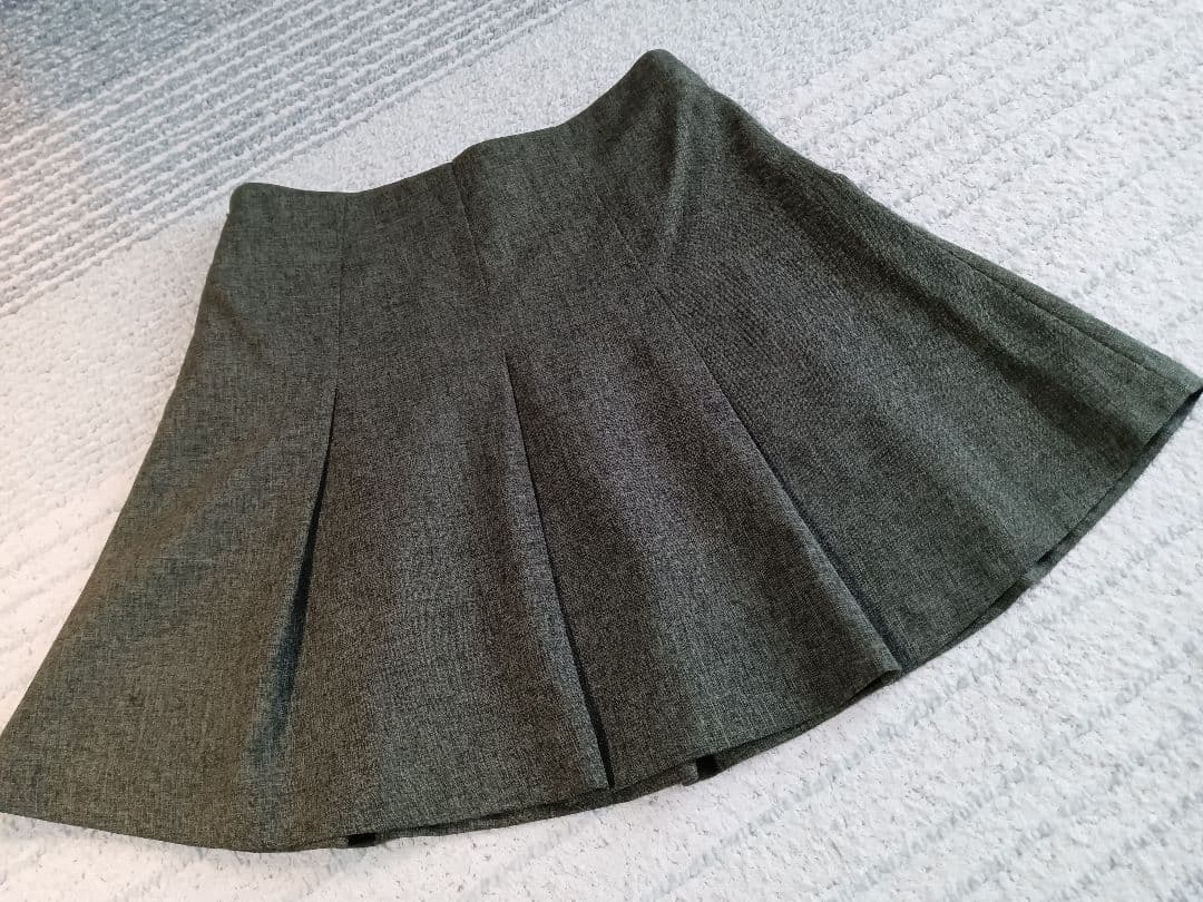 2枚セットホワイトVネックフロントタイプ半袖シャツオリーブグリーンフレアスカート