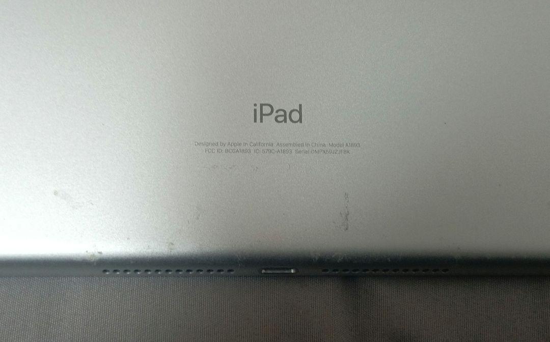 iPad 第6世代 32GB WIFIモデル ケース付き