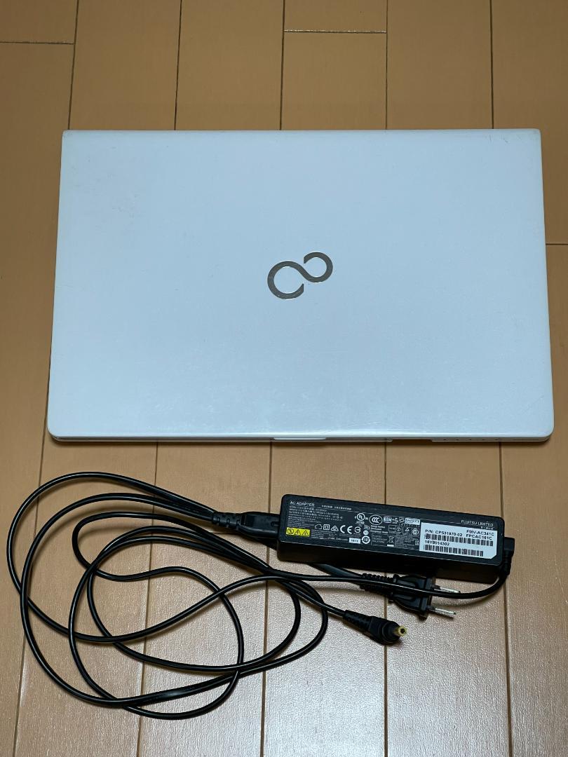 Fujitsu ノートPC ホワイト 初期設定中